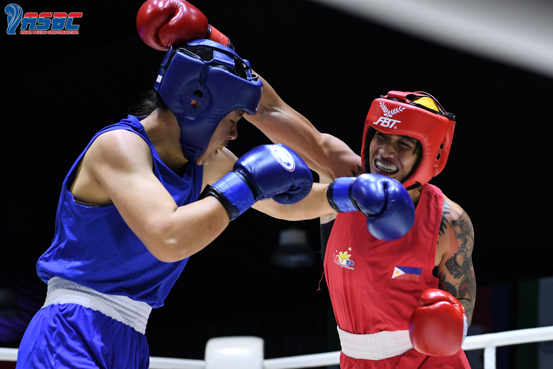 Oanh Nhi goes to the Thai Boxing Prize expanded, lifted by the opponent - Photo 3