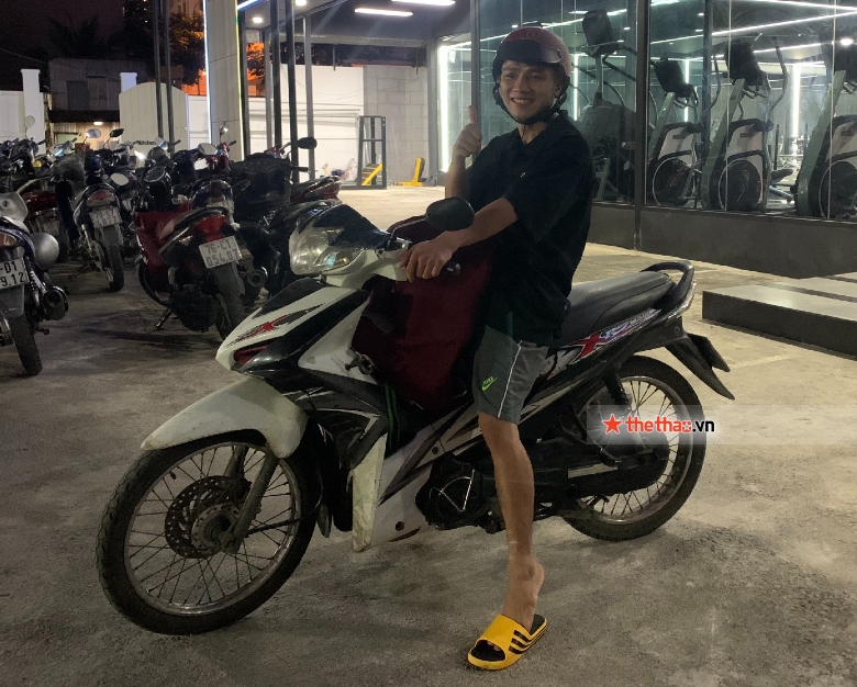Le Huu Toan drove a motorbike home at the night of WBA Asia - Photo 4