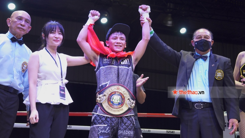 Le Huu Toan drove a motorbike home at the night of WBA Asia - Photo 2