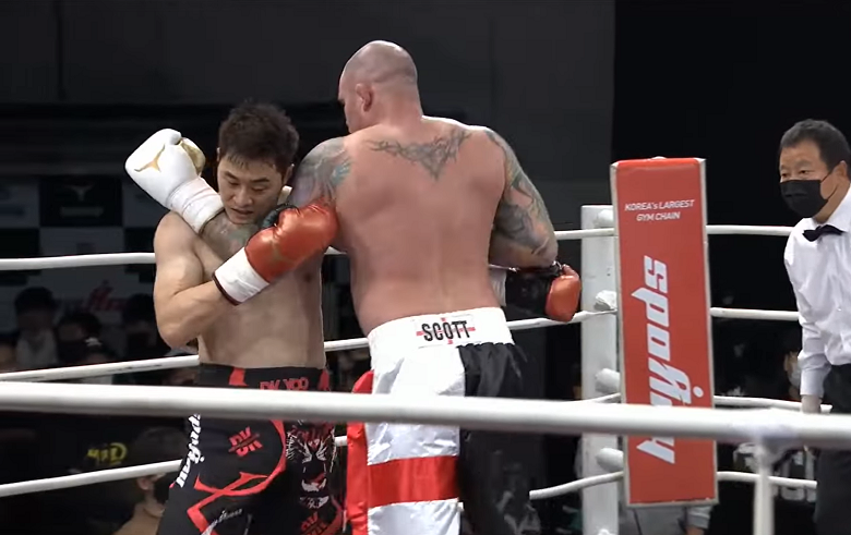 'Li Xiaoping Korea' DK Yoo survived 6 rounds with the former UFC boxer - Photo 2