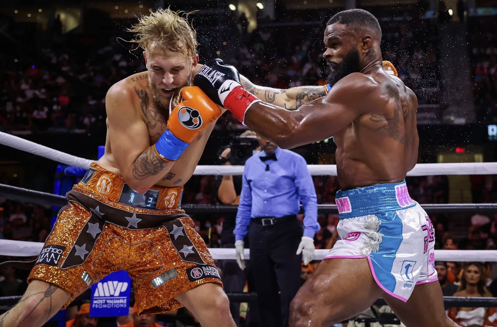 Jake Paul is still unbeaten after the match against Tyron Woodley - Photo 2