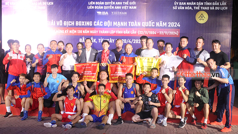 3 captains preparing professional boxing - Photo 1