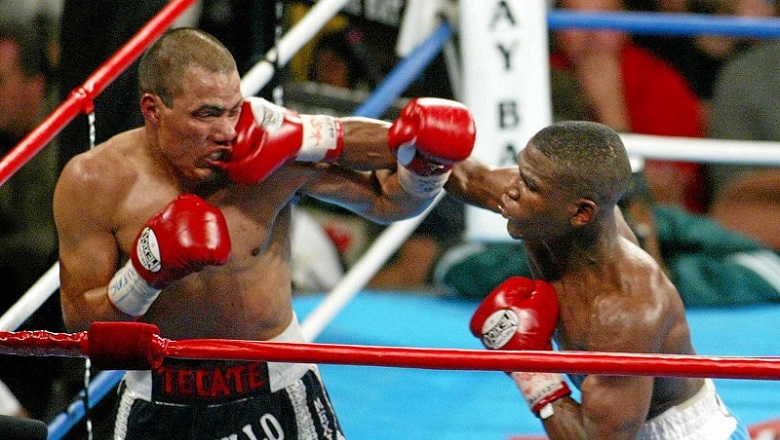 3 times Floyd Mayweather almost lost the record to win 50-0 - Photo 1