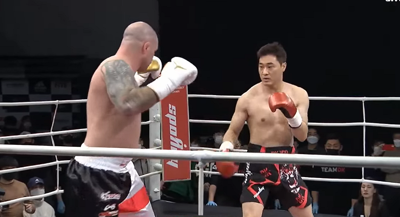 'Li Xiaoping Korea' DK Yoo survives 6 rounds with the former UFC boxer - Photo 1