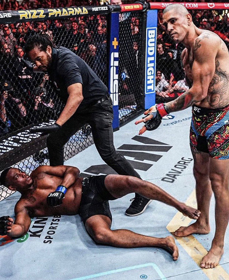 UFC 300: Alex Pereira lowered Jamahal Hill for 3 minutes - Photo 1