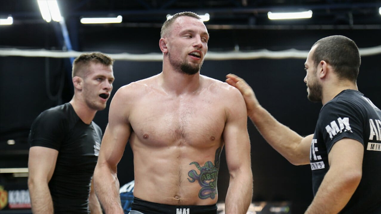 Alexander Volkanovski practices with the former World Championship BJJ preparing for UFC 294 - Photo 1