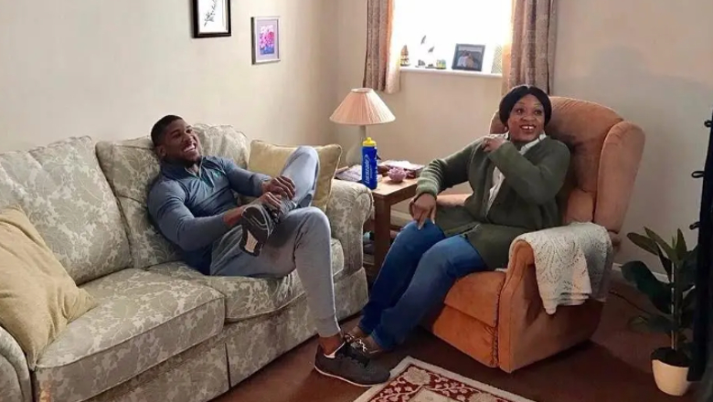 Anthony Joshua explained why she still lived with her mother at the age of 35 - Photo 1