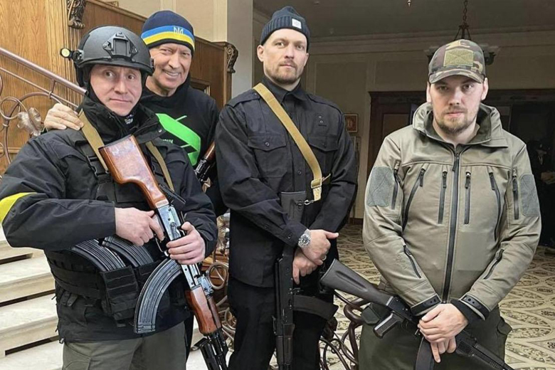 Anthony Joshua fought 'green army' during Oleksandr Usyk to protect Ukraine? - Photo 2