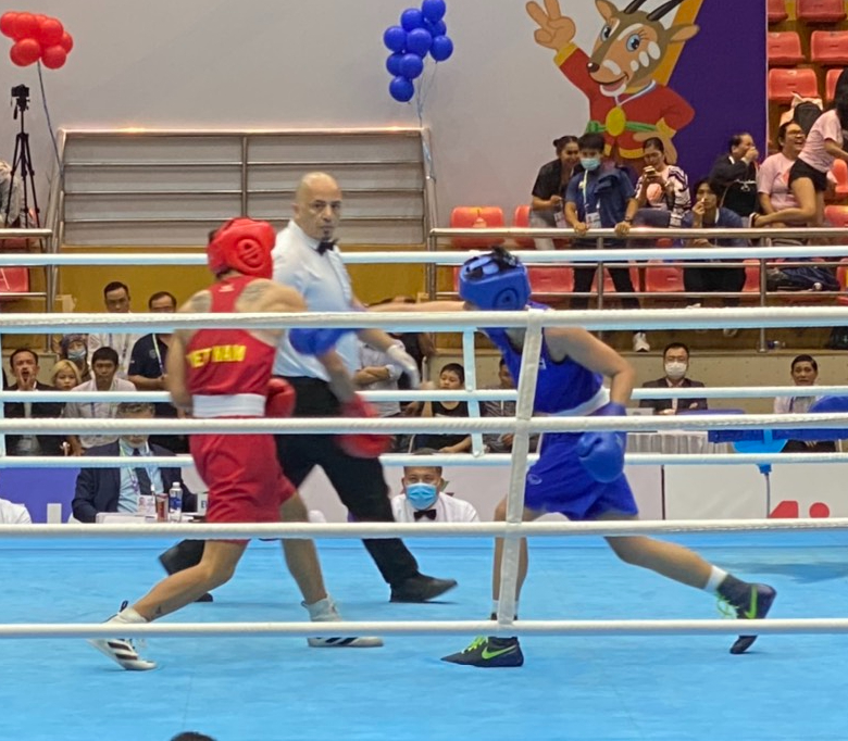 Being cheered by family members, Vuong Thi Vy won the gold medal SEA Games - Photo 1