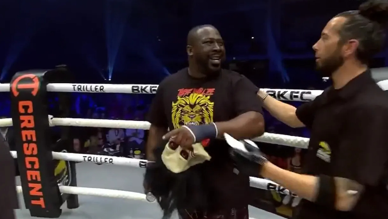 Boxing boxing bare to celebrate the victory without knowing that he was eliminated - Photo 1