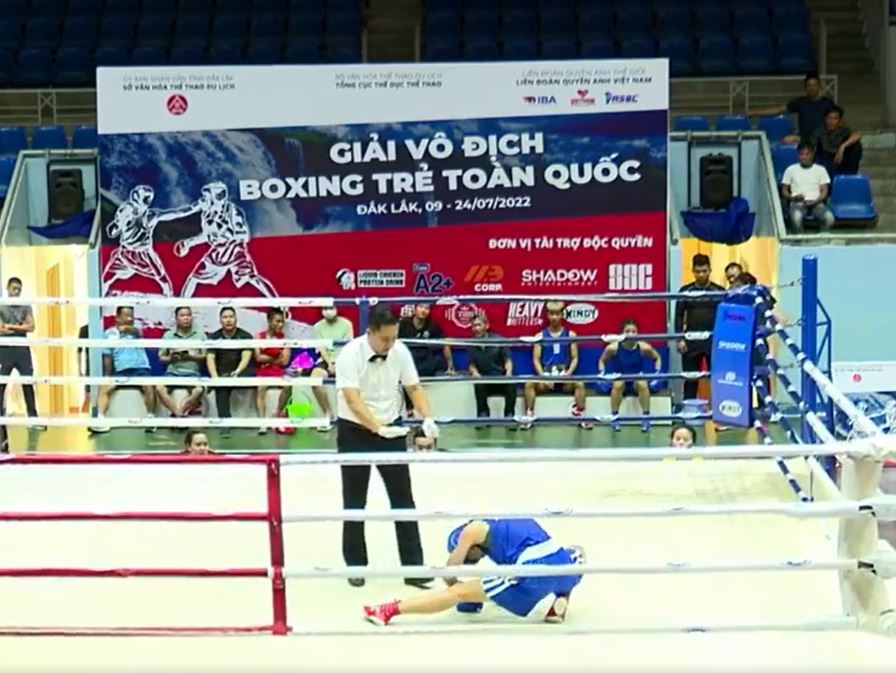 Boxing nationwide 2022: Female boxer is defeated, stretched out of the ring - Photo 1