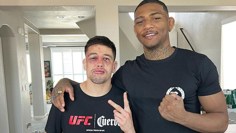Brandon Moreno 4 rounds to protect UFC belt with broken arms - Photo 2