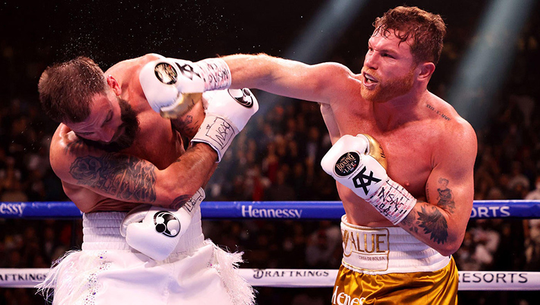 Canelo Alvarez: Floyd Mayweather at the age of 31? Carrying sandals for Canelo 31! - Photo 1