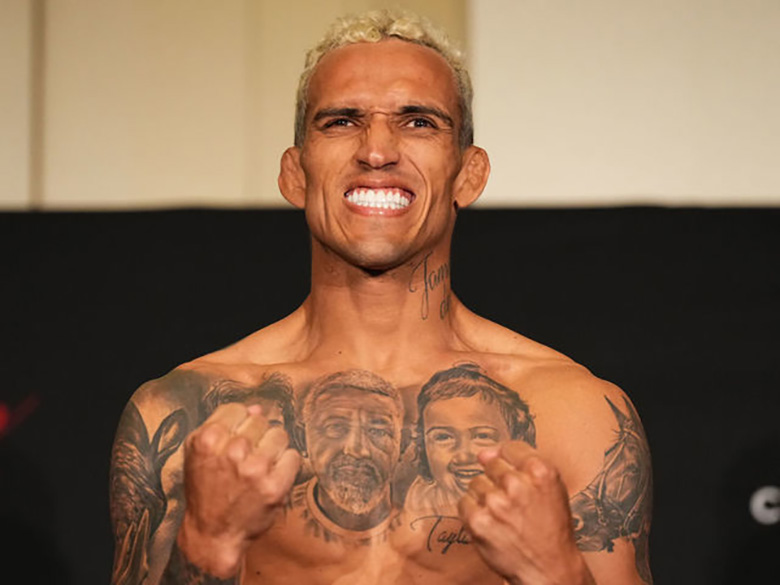 Charles Oliveira forced to weigh people before UFC 280 - Photo 2