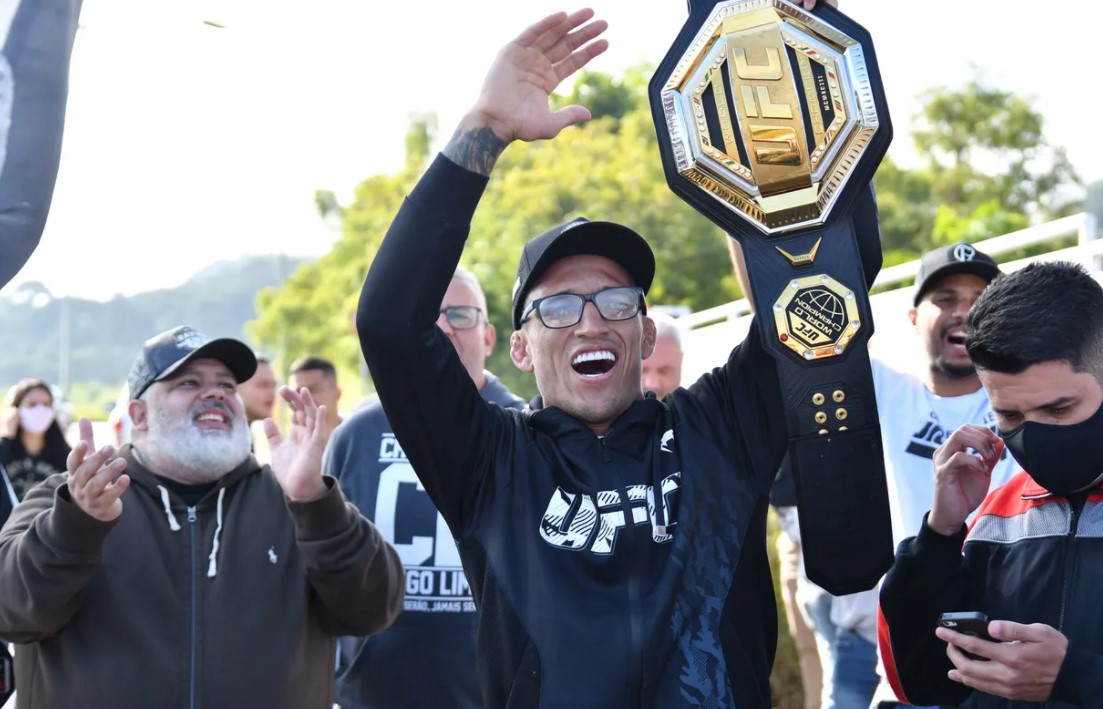 Charles Oliveira is confident with the possibility of Jiu-Jitsu will knock-out both Conor McGregor and Dustin Poirier-Photo 2
