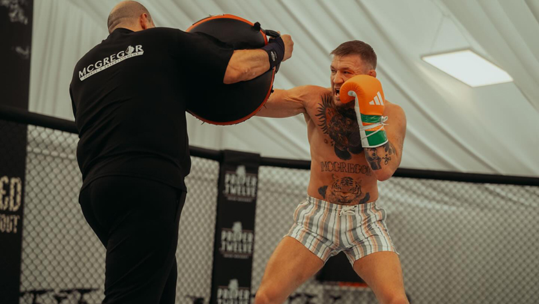 Conor McGregor fought Michael Chandler in the Welterweight weight class - Photo 1