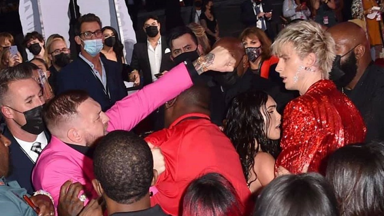 Conor McGregor is scuffled with Machine Gun Kelly on the red carpet MTV Music Video Awards 2021 - Photo 1