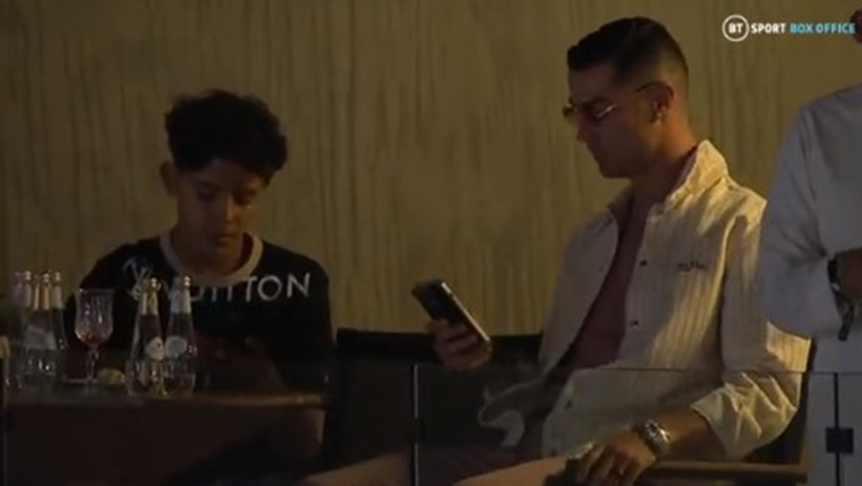 Cristiano Ronaldo and his son come to see the match Jake Paul vs Tommy Fury - Photo 1