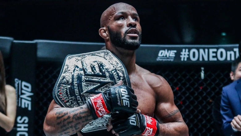Demetrious Johnson supports celebrities to Boxing Station: 