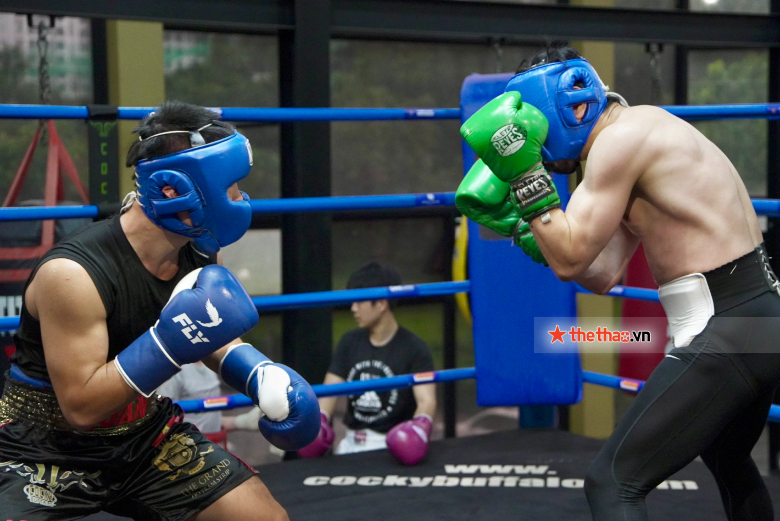 Dinh Hong Quan compares a friendly glove with the world's No. 5 boxer - Photo 4