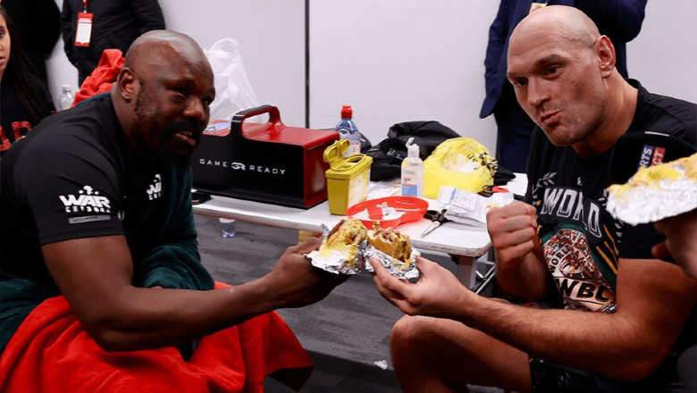 Fury and Chisora ​​sat down well together after the great battle - Photo 2