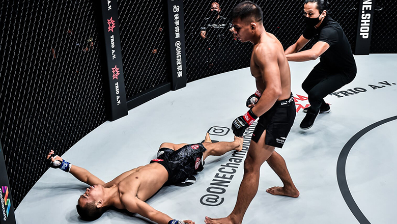 Indonesian boxers defeated Chinese opponents for 10 seconds, the fastest history of One Championship - Photo 1