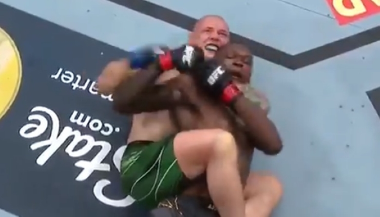Israel Adesanya revealed what he told Marvin Vettori after escaping the Rear Naked Choke at UFC 263 - Photo 1
