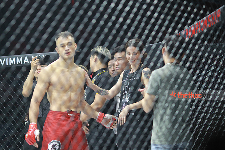 Kamil hugged his fiancée after winning the match in Lion Championship - Photo 1
