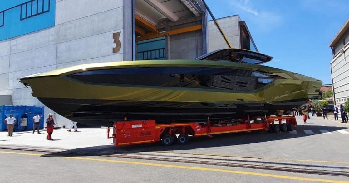 Having just lost to Poirier, McGregor showed off the Lamborghini super yacht worth 80 billion - Photo 1