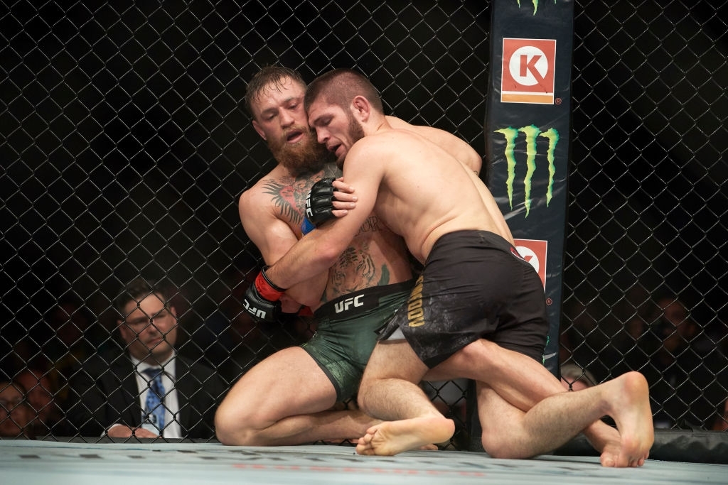 Khabib denounced UFC 'flip' last minute to help McGregor painted belt - Photo 1