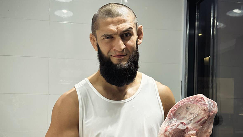 Khamzat Chimaev encountered Robert Whittaker at UFC 308 - Photo 1