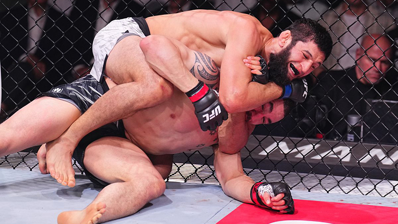 UFC 308: Khamzat Chimaev won Robert Whittaker in the first half - Photo 1