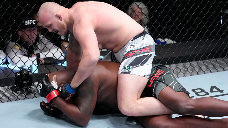 Lewis was criticized for 'not yet asked to lose to Spivac' at UFC Fight Night - Photo 1