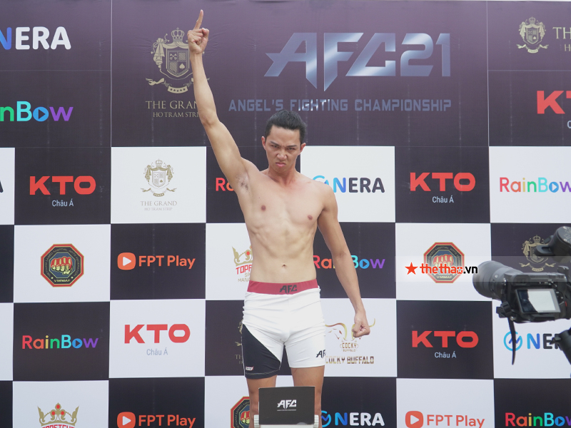 The boxer uses strange techniques before checking the weight for the AFC 21 event - Photo 2