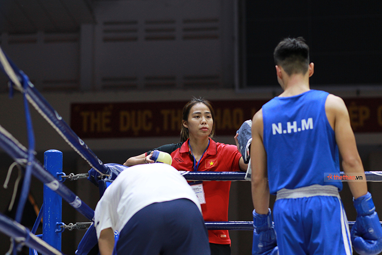 Many boxers moved to the coach in the national boxing tournament - Photo 2