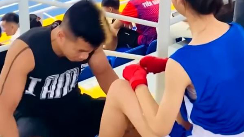 Martial artist Tran Van Thao bowed his head to tie shoelaces for students in the national youth boxing tournament - Photo 1