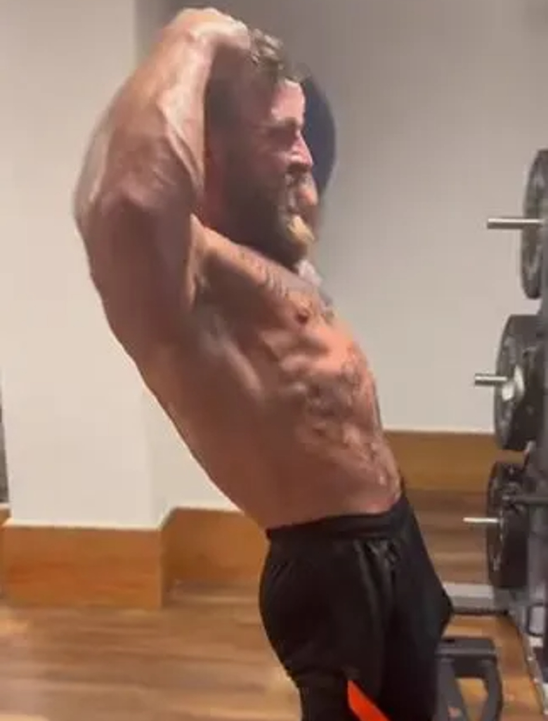 McGregor shows his muscle before returning to play for UFC - Photo 4