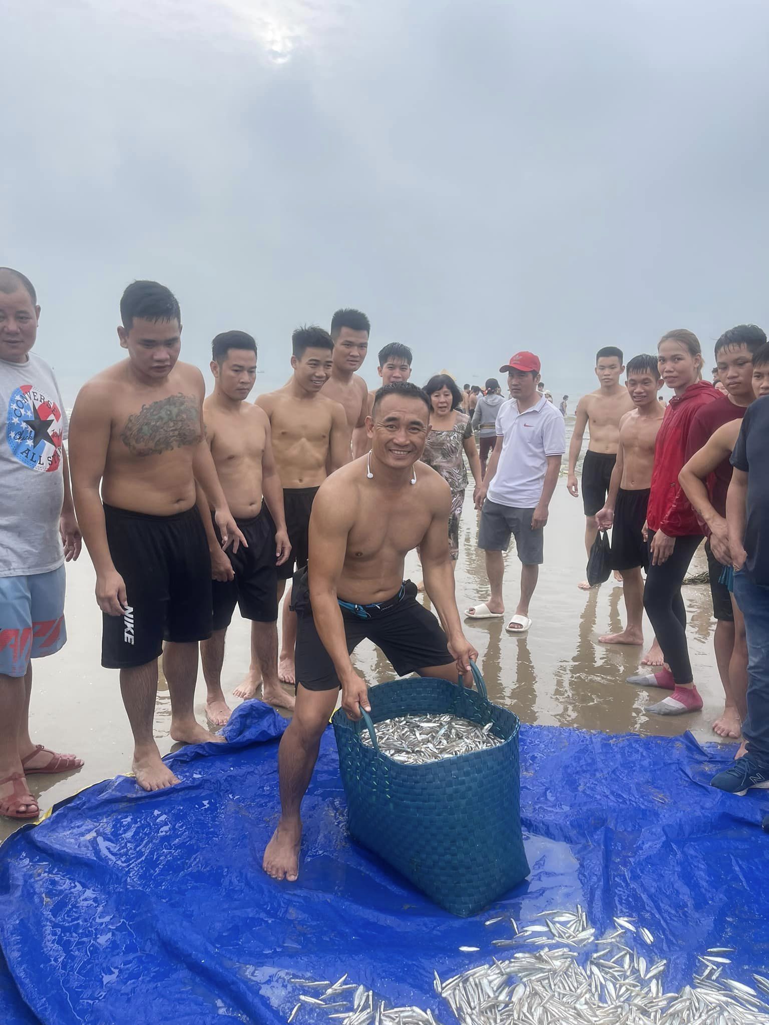 Military boxing team training and going ... pulling fishing net in Vung Tau - Photo 1