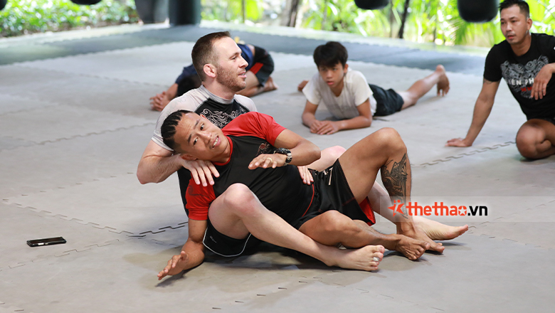 Nguyen Hoang Thach is an assistant, an interpreter for foreign coach - Photo 3
