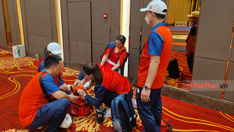Nguyen Thi Tam has knee pain, must apply ice after the match - Photo 1