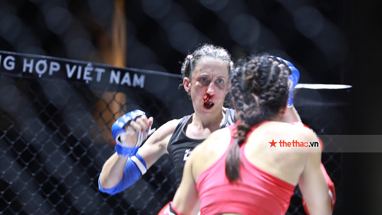 Thanh Truc wears ao dai, wearing a conical hat 'greeting' in the semi -finals of the MMA Lion Championship - Photo 6