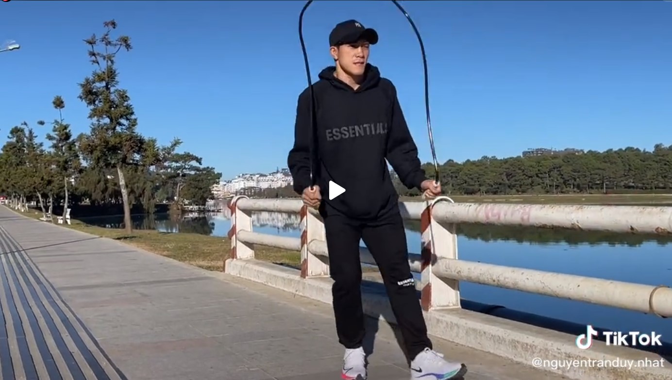 Nguyen Tran Duy Nhat practice anytime and anywhere despite the weather - Photo 1