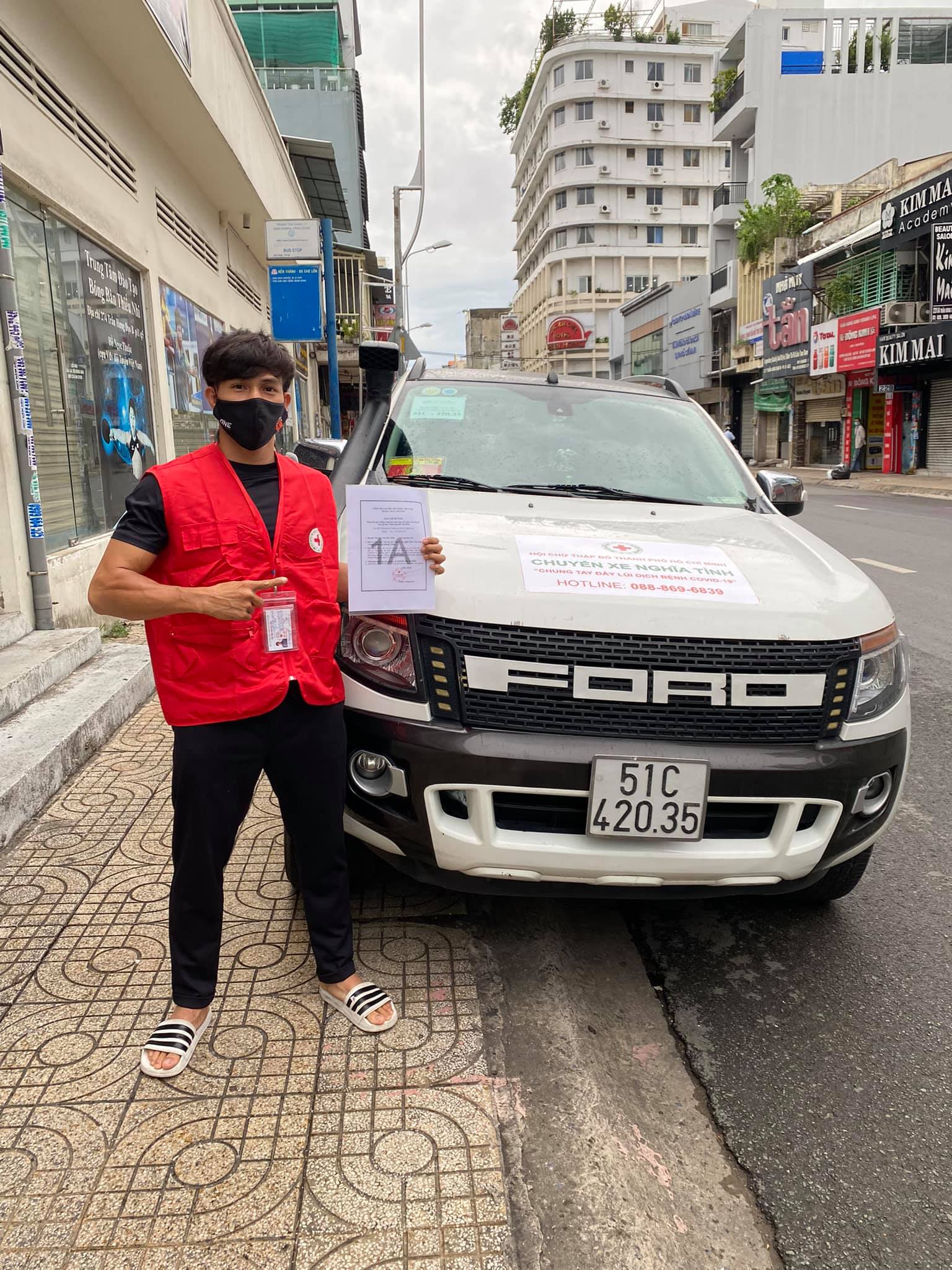 Nguyen Tran Duy Nhat went to the street to give oxygen to Covid patients - Photo 1