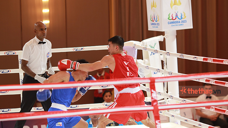 Nguyen Van Duong is winning the point when he is tried to lose to the Philippine boxer - Photo 1