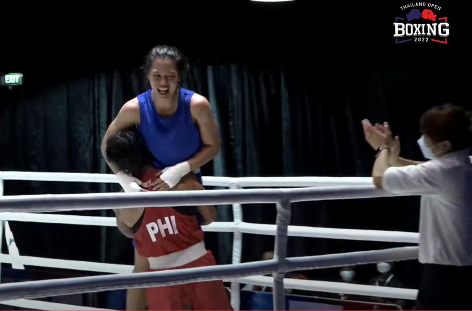Oanh Nhi went to the second Thai boxing prize, widened by the opponent to celebrate - Photo 1