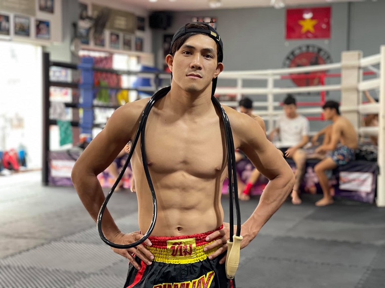 One day of practice of Nguyen Tran Duy Nhat: 3 shifts, running around from District 1 to District 5 - Photo 1