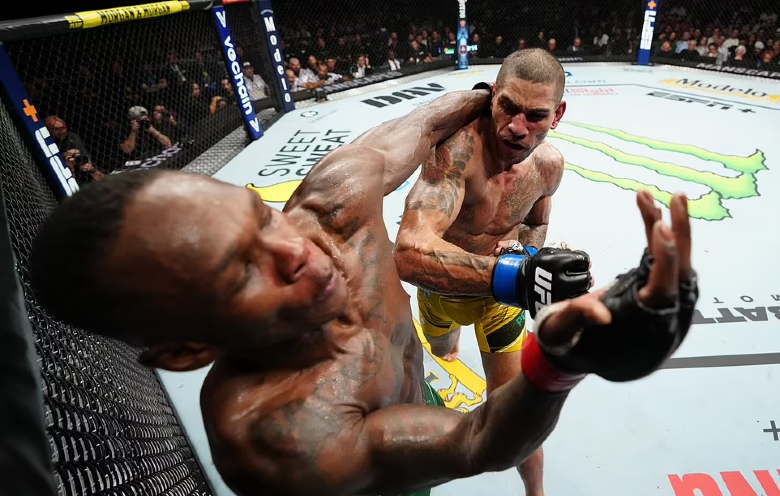 Pereira lowered Adesanya in the 5th half, won the UFC belt of Middleweight - Photo 2