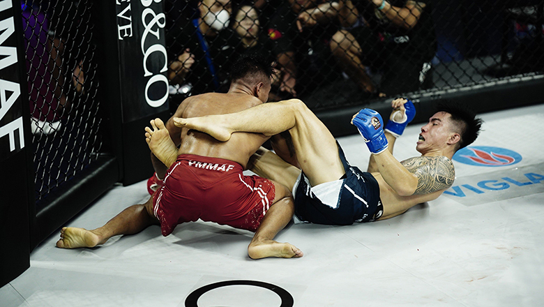 Pham Van Nam sent his enthusiasm to Dinh Van Huong: 'We are rivals on the floor, on the floor, brothers' - Photo 1