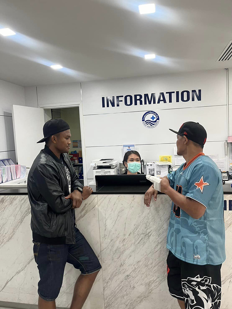 Saenchai broke 2 fingers after the match against Buakaw - Photo 1