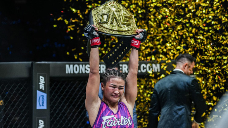 Stamp Fairtex met 'close friend' in the MMA ONE Championship - Photo 1